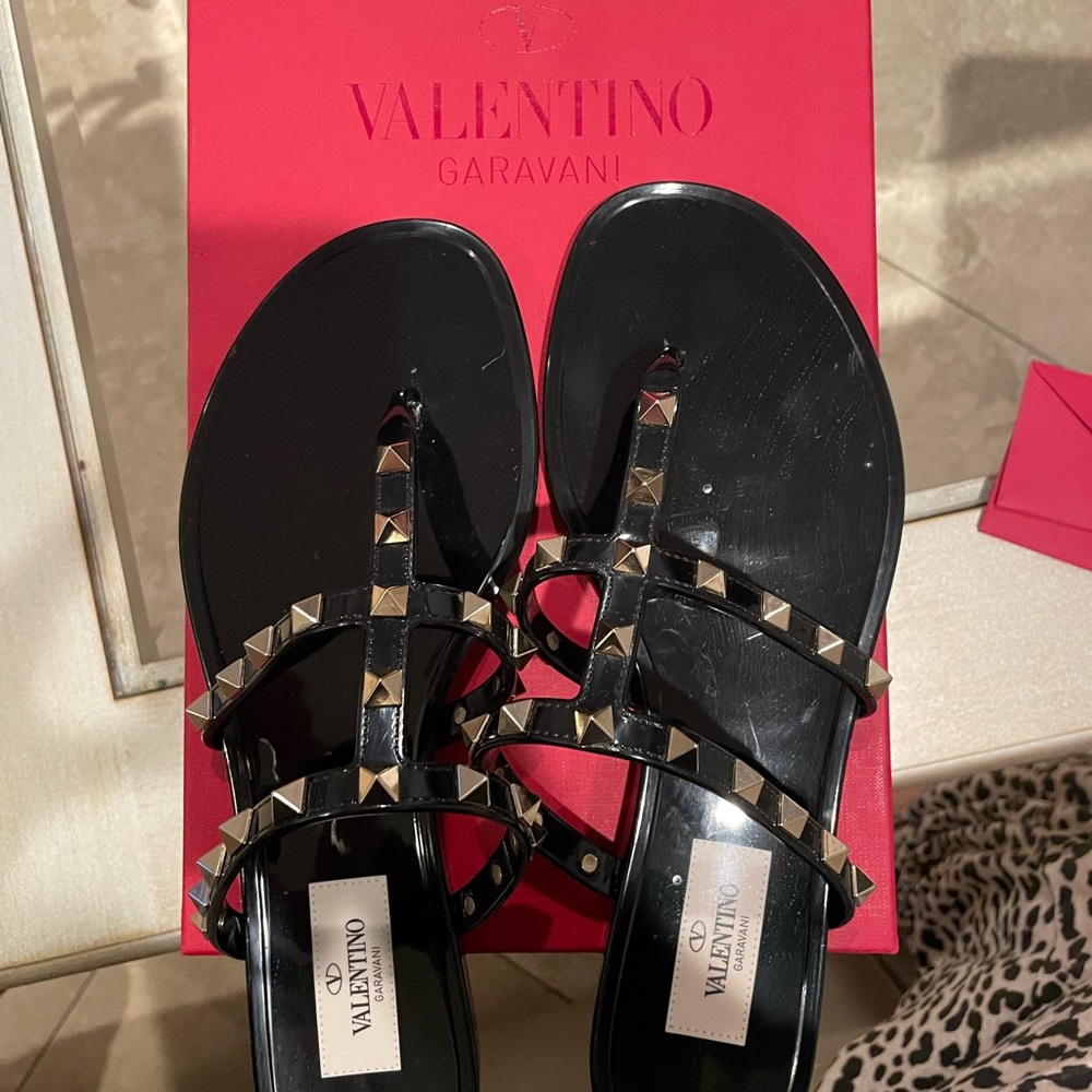 Valentino ROCKSTUD FLAT RUBBER SANDAL